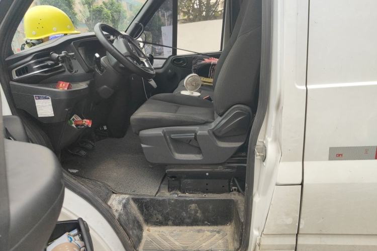 Used JMC Fushun 2025 2.0T 6MT Diesel Long-Wheelbase High-Roof Commercial Van – 2/3 Seats Left Front Seat