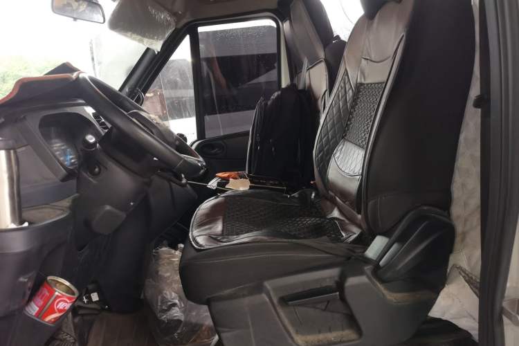 Used JMC Fushun 2025 2.0T 6MT Diesel Mid-Range Medium Roof Commercial & Transport-Focused Multi-Purpose Passenger Vehicle—5/6 Seats Left Front Seat