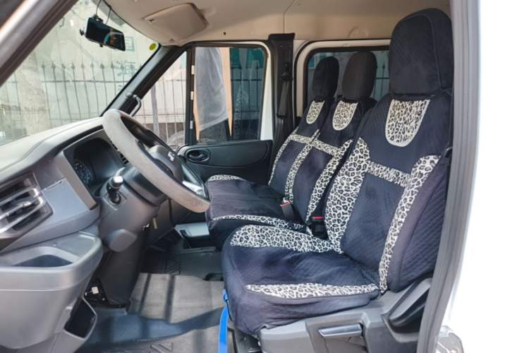 Used JMC Fushun 2025 2.0T 6MT Diesel Short-Wheelbase Low-Roof Commercial Multi-Purpose Passenger Vehicle with 5/6 Seats and Twin-Swing Tailgate Left Front Seat