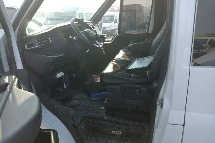 Used JMC Fushun 2025 2.0T 6MT Diesel Mid-Roof High-Arch Commercial Multi-Purpose 7-Seater Passenger Vehicle Left Front Seat