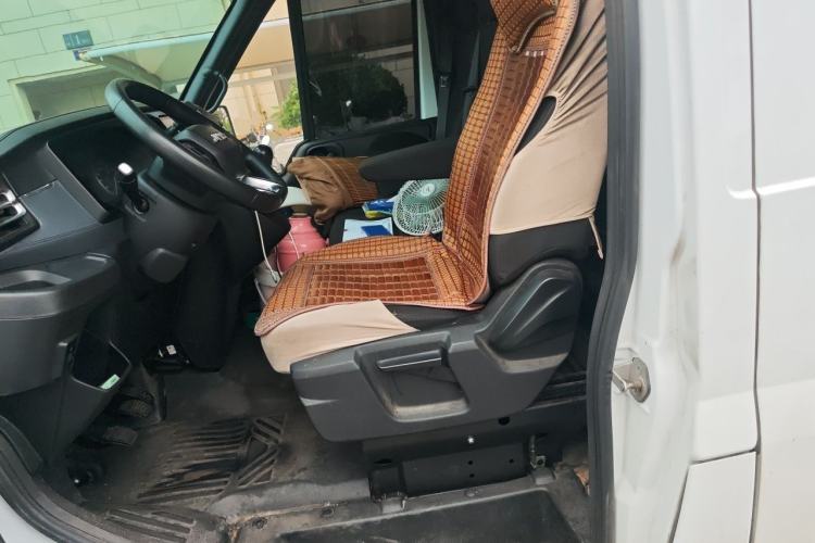 Used JMC Fushun 2025 2.0T 6MT Diesel Mid-Drive Mid-Roof Commercial Van with 2/3 Seats Left Front Seat