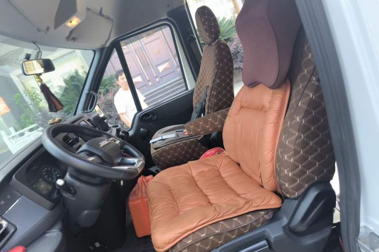 Used JMC Fushun 2025 2.0T 6MT Diesel Mid-Drive Mid-Roof Commercial Multi-Purpose Passenger Vehicle 5/6 Seats Left Front Seat