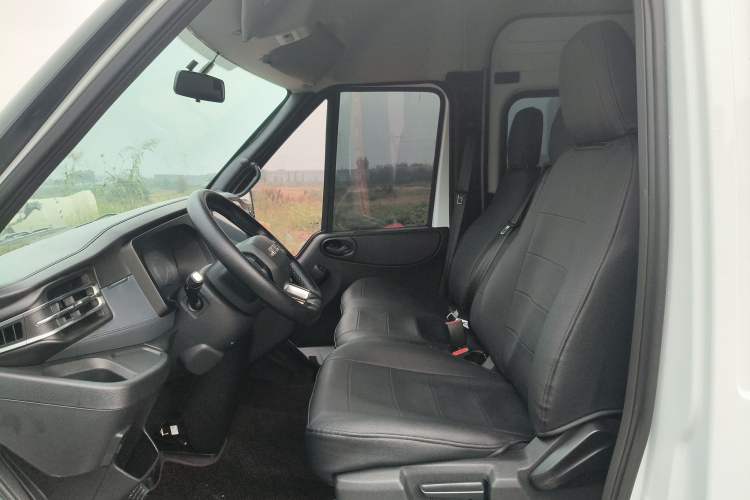 Used JMC Fushun 2025 2.0T 8AT Diesel Mid-Range Mid-Top Commercial Multi-Purpose 7-Seater Passenger Vehicle Left Front Seat