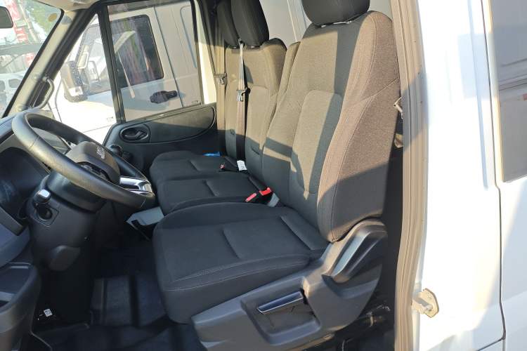 Used JMC Fushun 2025 2.0T 6MT Diesel Mid-Roof Mid-Height Commercial Multi-Purpose 7-Seater Passenger Vehicle Left Front Seat