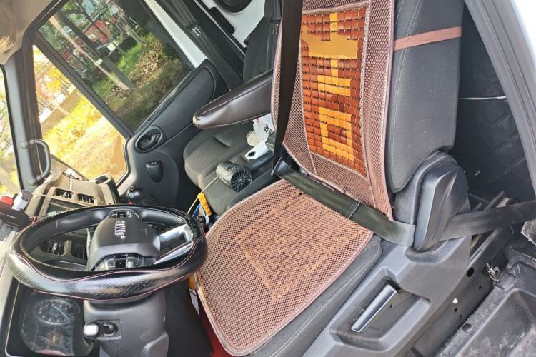 Used JMC Fushun 2025 2.0T 6MT Diesel Mid-Roof Mid-Height Commercial Multi-Purpose 7-Seater Passenger Vehicle Left Front Seat