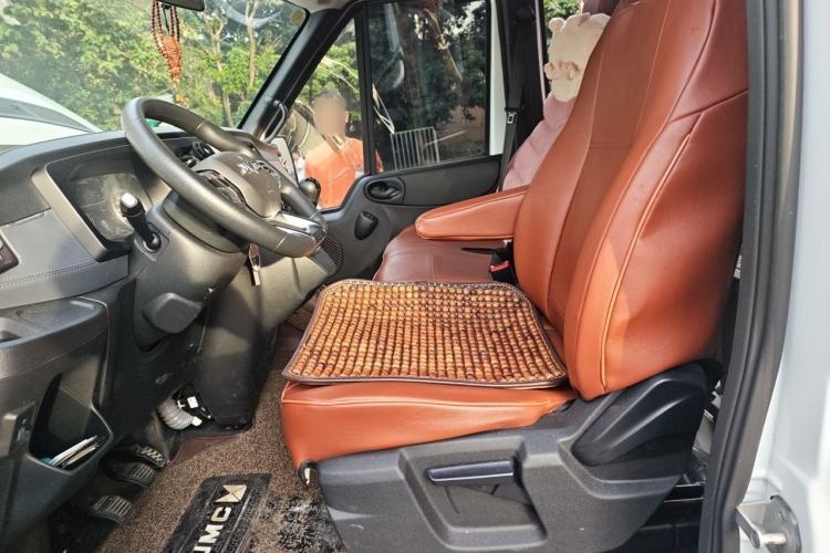 Used JMC Fushun 2025 2.0T 6MT Diesel Mid-Roof Mid-Height Commercial Multi-Purpose 7-Seater Passenger Vehicle Left Front Seat