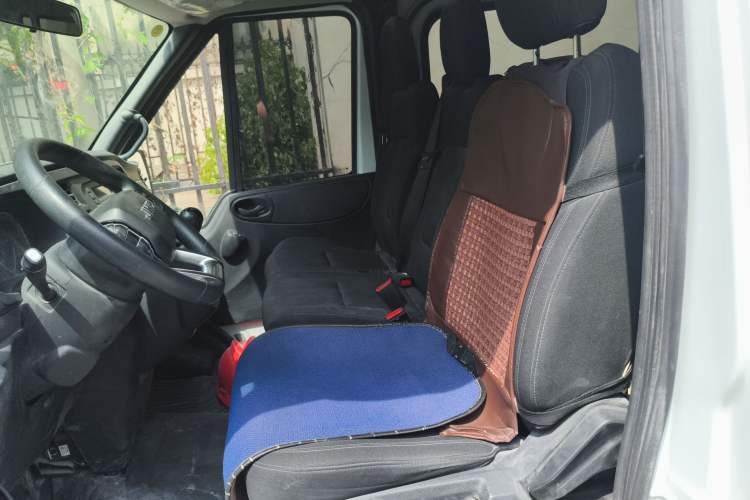 Used JMC Fushun 2025 2.0T 6MT Diesel Short-Wheelbase Low-Roof Commercial Multi-Purpose Passenger Vehicle with 5/6 Seats and Twin-Swing Tailgate Left Front Seat
