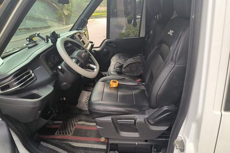 Used JMC Fushun 2025 2.0T 6MT Diesel Short-Wheelbase Mid-Roof Commercial Multi-Purpose Passenger Vehicle with 5/6 Seats Left Front Seat