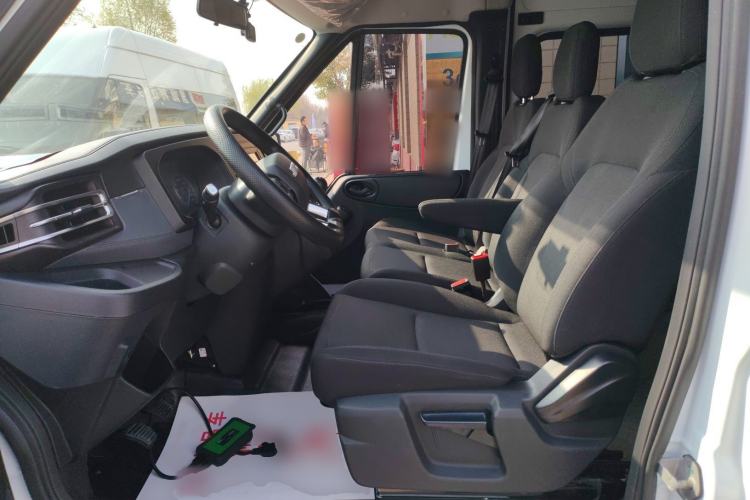 Used JMC Fushun 2025 2.0T 6MT Diesel Mid-Roof Mid-Height Commercial Multi-Purpose 7-Seater Passenger Vehicle Left Front Seat