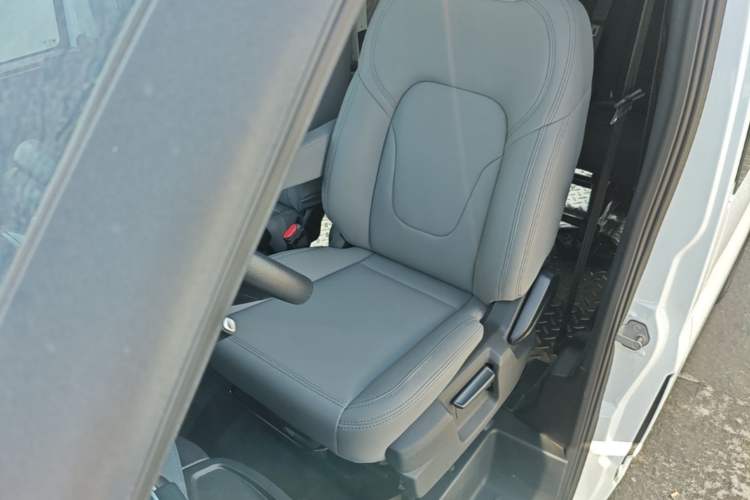 Used JMC Fushun 2025 2.0T 8AT Diesel Short Wheelbase Mid-Height Commercial Multi-Purpose Passenger Vehicle with 5/6 Seats Left Front Seat