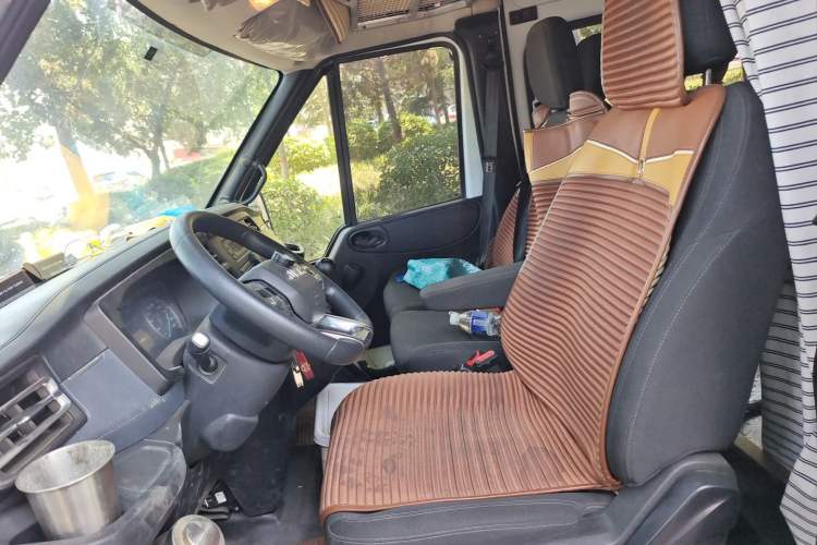 Used JMC Fushun 2025 2.0T 6MT Diesel Mid-Roof Mid-Height Commercial Multi-Purpose 7-Seater Passenger Vehicle Left Front Seat