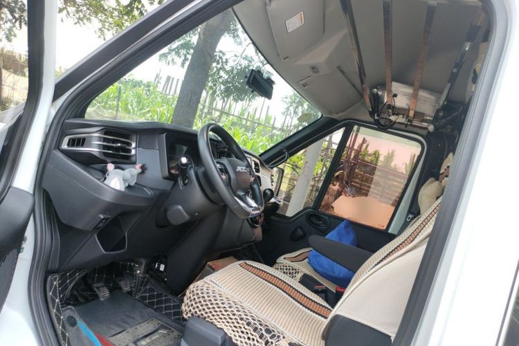 Used JMC Fushun 2025 2.0T 6MT Diesel Mid-Roof Mid-Height Commercial Multi-Purpose 7-Seater Passenger Vehicle Left Front Seat