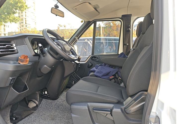 Used JMC Fushun 2025 2.0T 8AT Diesel Short-Wheelbase Low-Roof Commercial Multi-Purpose Passenger Vehicle with 5/6 Seats and Liftgate Tailgate Left Front Seat