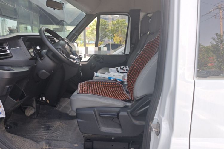 Used JMC Fushun 2025 2.0T 8AT Diesel Short Wheelbase Mid-Height Commercial Multi-Purpose Passenger Vehicle with 5/6 Seats Left Front Seat