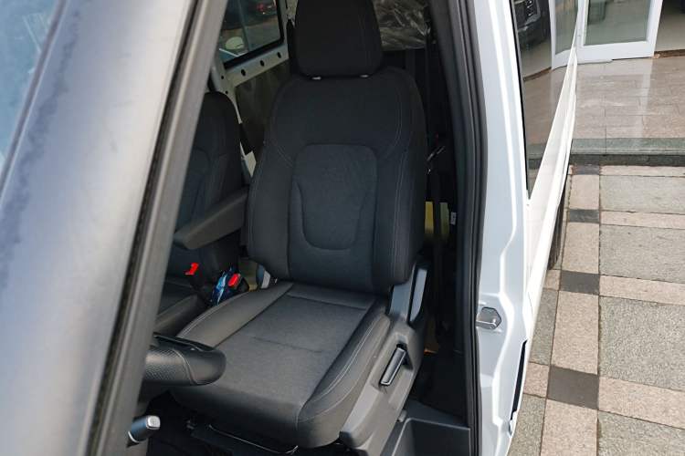 Used JMC Fushun 2025 2.0T 8AT Diesel Short-Wheelbase Mid-Top Commercial Multi-Purpose Passenger Vehicle with 5/6 Seats Left Front Seat