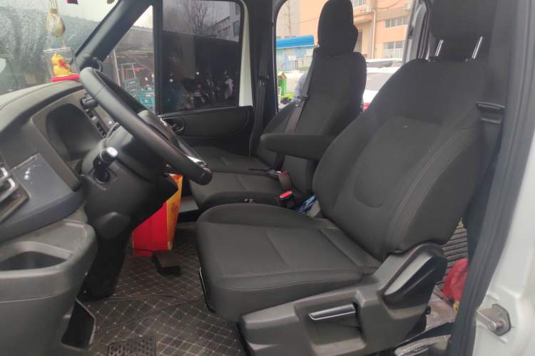 Used JMC Fushun 2025 2.0T 6MT Diesel Short-Wheelbase Low-Roof Commercial Multi-Purpose Passenger Vehicle with 5/6 Seats and Twin-Swing Tailgate Left Front Seat