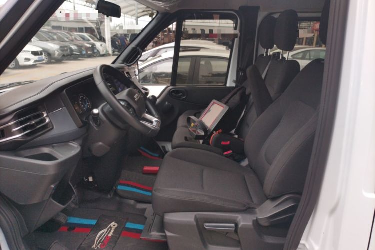 Used JMC Fushun 2025 2.0T 6MT Diesel Short-Wheelbase Mid-Roof Commercial Multi-Purpose Passenger Vehicle with 5/6 Seats Left Front Seat