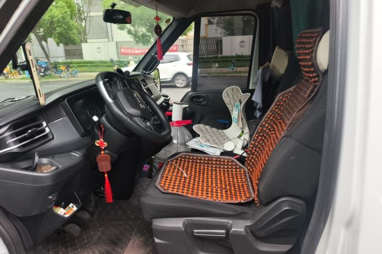 Used JMC Fushun 2025 2.0T 6MT Diesel Mid-Roof High-Arch Commercial Multi-Purpose 7-Seater Passenger Vehicle Left Front Seat