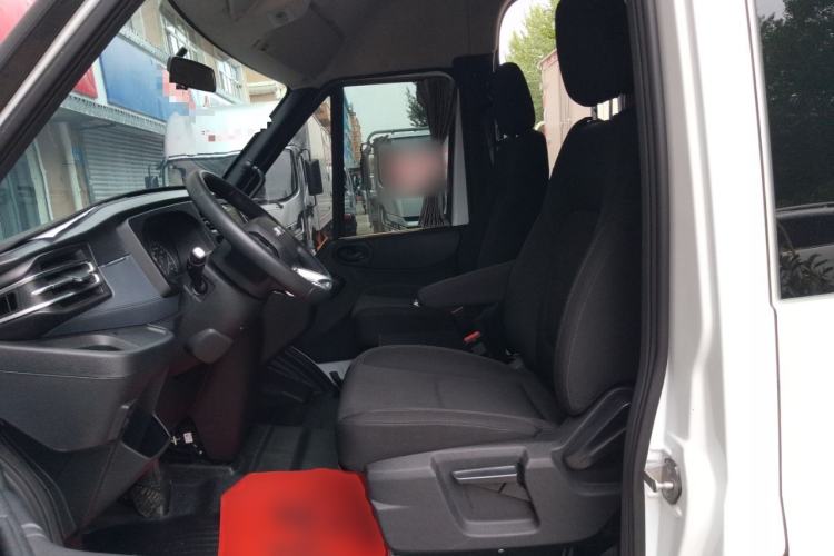 Used JMC Fushun 2025 2.0T 8AT Diesel Mid-Range Mid-Top Commercial Multi-Purpose Passenger Vehicle with 5/6 Seats Left Front Seat