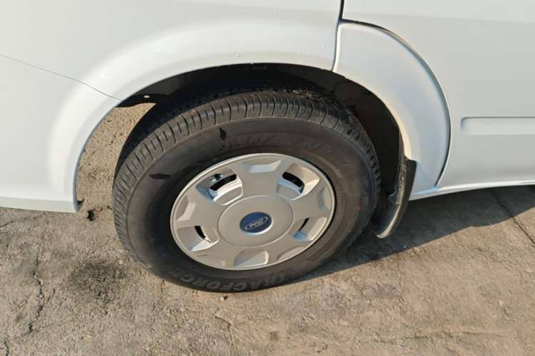 Used JMC Fushun 2025 2.0T 6MT Diesel Mid-Roof Mid-Height Commercial Multi-Purpose 7-Seater Passenger Vehicle Left Front Wheel Hub