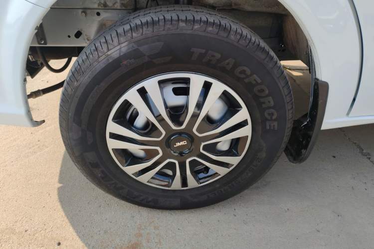 Used JMC Fushun 2025 2.0T 6MT Diesel Mid-Roof Mid-Height Commercial Multi-Purpose 7-Seater Passenger Vehicle Left Front Wheel Hub