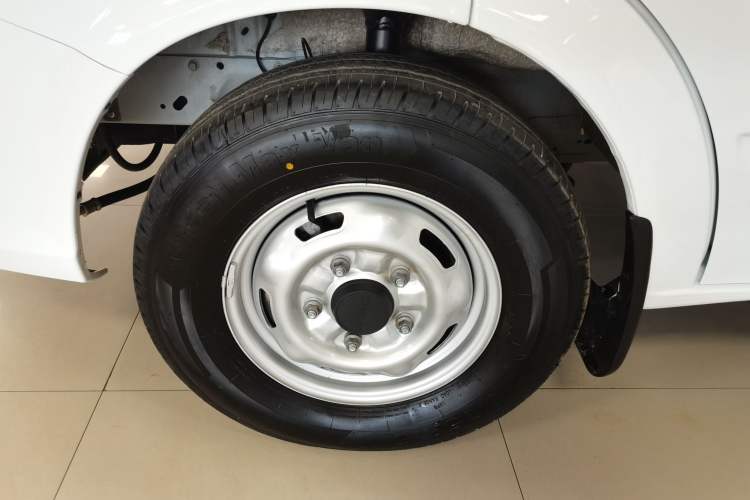 Used JMC Fushun 2025 2.0T 6MT Diesel Short-Wheelbase Low-Roof Commercial Multi-Purpose Passenger Vehicle with 5/6 Seats and Twin-Swing Tailgate Left Front Wheel Hub