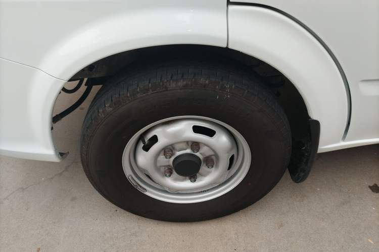 Used JMC Fushun 2025 2.0T 6MT Diesel Short-Wheelbase Mid-Roof Commercial Multi-Purpose Passenger Vehicle with 5/6 Seats Left Front Wheel Hub
