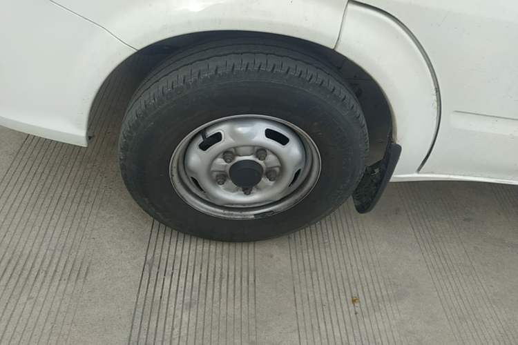 Used JMC Fushun 2025 2.0T 6MT Diesel Mid-Roof Mid-Height Commercial Multi-Purpose 7-Seater Passenger Vehicle Left Front Wheel Hub
