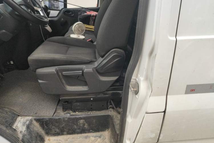 Used JMC Fushun 2025 2.0T 6MT Diesel Long-Wheelbase High-Roof Commercial Van – 2/3 Seats Left Rear Seat