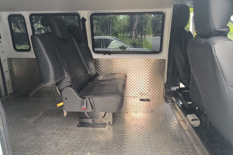 Used JMC Fushun 2025 2.0T 6MT Diesel Short-Wheelbase Mid-Roof Commercial Multi-Purpose Passenger Vehicle with 5/6 Seats Left Rear Seat
