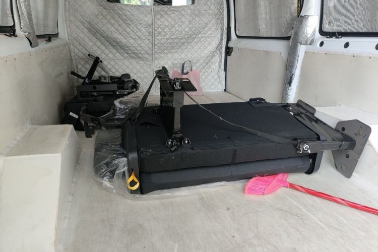Used JMC Fushun 2025 2.0T 6MT Diesel Mid-Roof Mid-Height Commercial Multi-Purpose 7-Seater Passenger Vehicle Left Rear Seat
