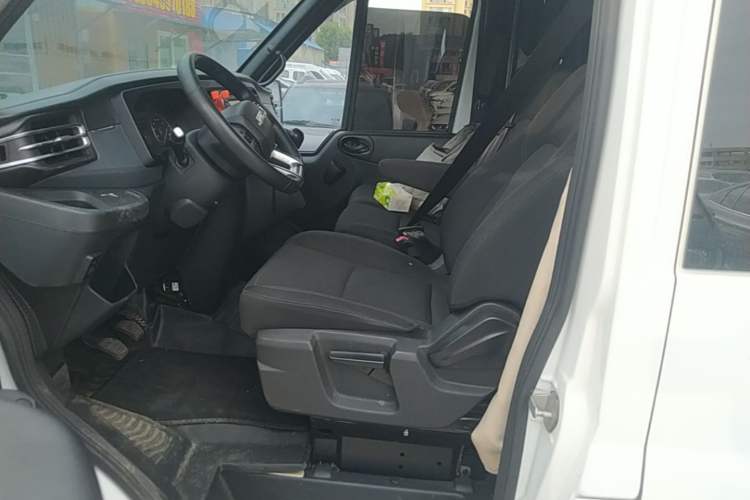 Used JMC Fushun 2025 2.0T 6MT Diesel Mid-Roof Mid-Height Commercial Multi-Purpose 7-Seater Passenger Vehicle Left Rear Seat