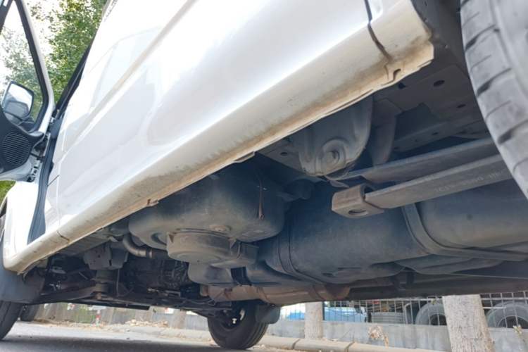 Used JMC Fushun 2025 2.0T 6MT Diesel Short-Wheelbase Low-Roof Commercial Multi-Purpose Passenger Vehicle with 5/6 Seats and Twin-Swing Tailgate Left Side Sill