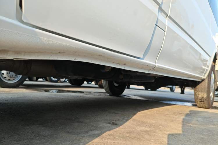 Used JMC Fushun 2025 2.0T 6MT Diesel Mid-Roof Mid-Height Commercial Multi-Purpose 7-Seater Passenger Vehicle Left Side Sill