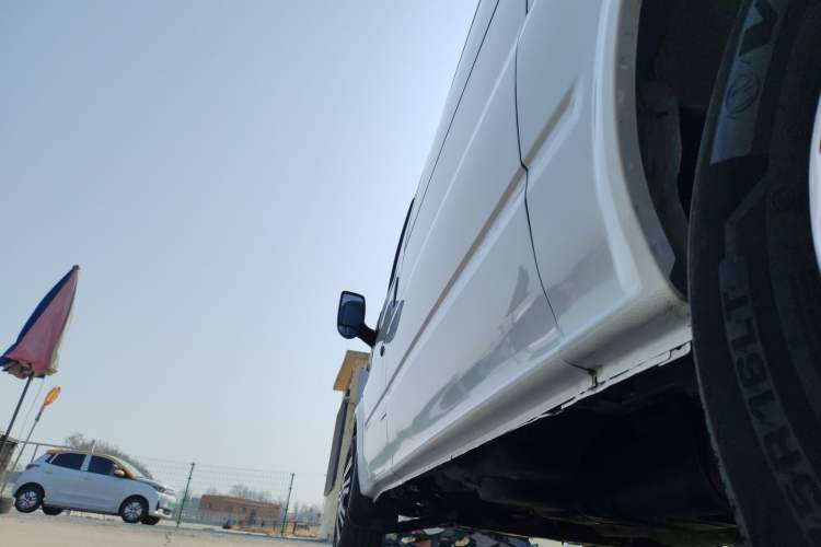 Used JMC Fushun 2025 2.0T 6MT Diesel Mid-Roof Mid-Height Commercial Multi-Purpose 7-Seater Passenger Vehicle Left Side Sill