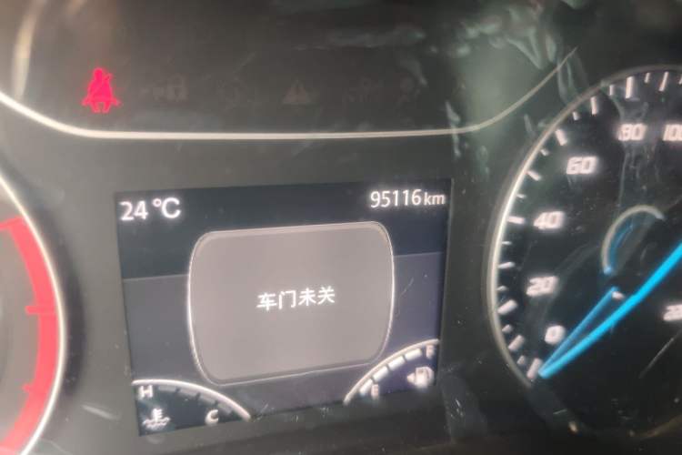 Used JMC Fushun 2025 2.0T 6MT Diesel Mid-Drive Mid-Roof Commercial Van with 2/3 Seats Odometer Close Up