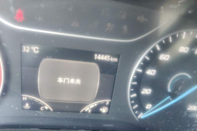 Used JMC Fushun 2025 2.0T 6MT Diesel Mid-Drive Mid-Roof Commercial Multi-Purpose 7-Seater Passenger Vehicle Odometer Close Up