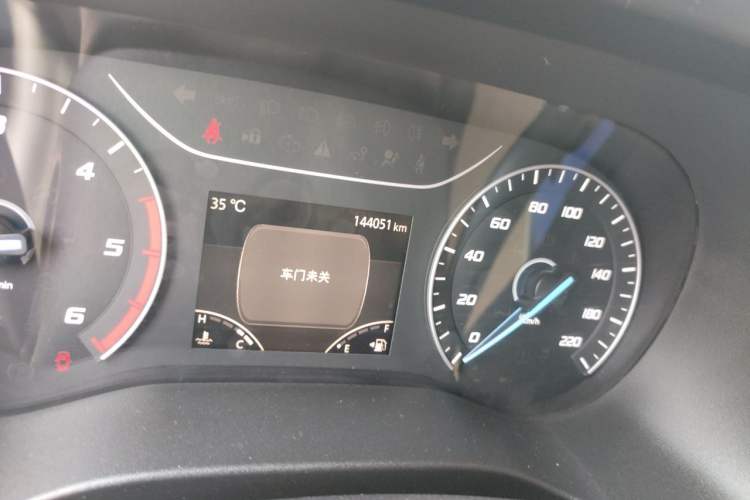 Used JMC Fushun 2025 2.0T 6MT Diesel Mid-Roof Mid-Height Commercial Multi-Purpose 7-Seater Passenger Vehicle Odometer Close Up