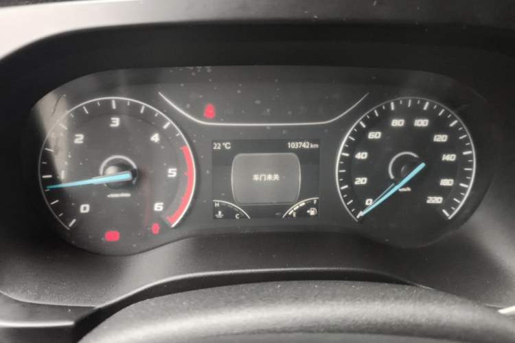 Used JMC Fushun 2025 2.0T 6MT Diesel Mid-Roof High-Arch Commercial Multi-Purpose 7-Seater Passenger Vehicle Odometer Close Up