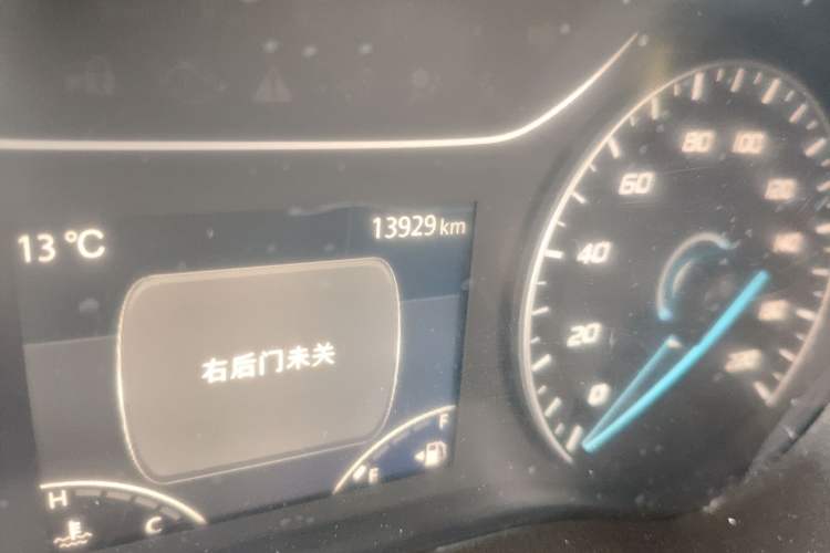 Used JMC Fushun 2025 2.0T 6MT Diesel Mid-Roof Mid-Height Commercial Multi-Purpose 7-Seater Passenger Vehicle Odometer Close Up