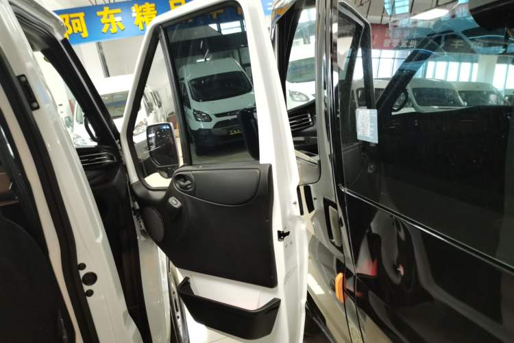 Used JMC Fushun 2025 2.0T 6MT Diesel Short-Wheelbase Low-Roof Commercial Multi-Purpose Passenger Vehicle with 5/6 Seats and Twin-Swing Tailgate Right Front Door Interior