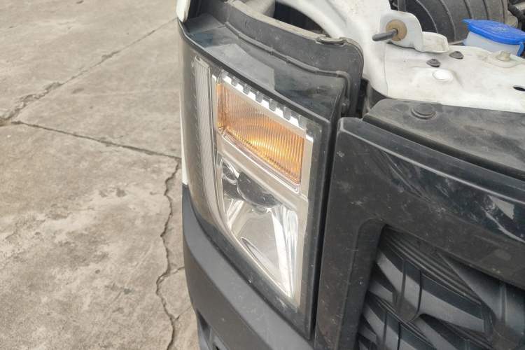 Used JMC Fushun 2025 2.0T 6MT Diesel Long-Wheelbase High-Roof Commercial Van – 2/3 Seats Right Front Headlight