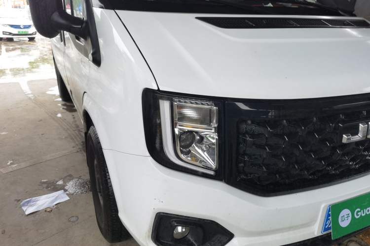 Used JMC Fushun 2025 2.0T 6MT Diesel Mid-Range Medium Roof Commercial & Transport-Focused Multi-Purpose Passenger Vehicle—5/6 Seats Right Front Headlight