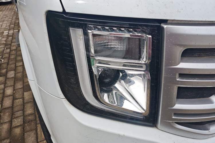 Used JMC Fushun 2025 2.0T 8AT Diesel Mid-Roof Mid-Height Business-Class 9-Seater (Non-Commercial) Right Front Headlight