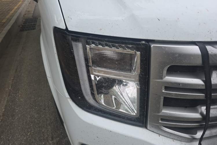Used JMC Fushun 2025 2.0T 8AT Diesel Mid-Range Mid-Height Business-Class 9-Seater (Non-Commercial) Right Front Headlight