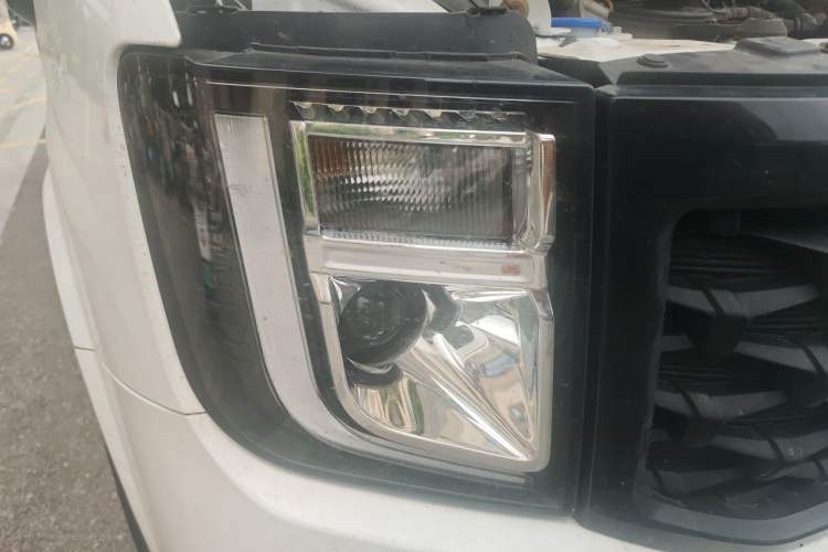 Used JMC Fushun 2025 2.0T 6MT Diesel Mid-Drive Mid-Roof Commercial Van with 2/3 Seats Right Front Headlight