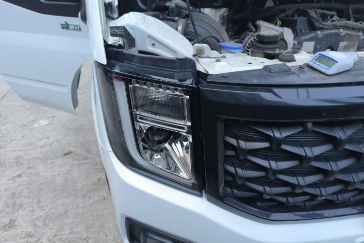 Used JMC Fushun 2025 2.0T 6MT Diesel Mid-Drive Mid-Roof Commercial Multi-Purpose Passenger Vehicle 5/6 Seats Right Front Headlight