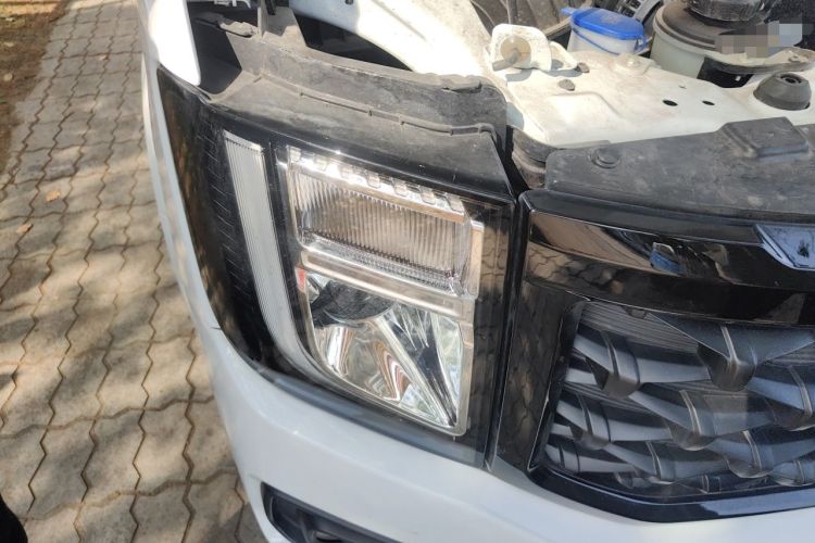 Used JMC Fushun 2025 2.0T 6MT Diesel Mid-Drive Mid-Roof Commercial Multi-Purpose 7-Seater Passenger Vehicle Right Front Headlight