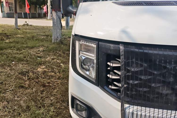 Used JMC Fushun 2025 2.0T 6MT Diesel Mid-Roof Mid-Height Commercial Multi-Purpose 7-Seater Passenger Vehicle Right Front Headlight