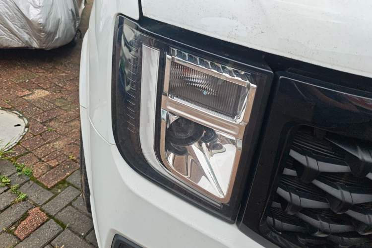 Used JMC Fushun 2025 2.0T 6MT Diesel Mid-Roof Mid-Height Commercial Multi-Purpose 7-Seater Passenger Vehicle Right Front Headlight